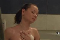 Amateur chick masturbating in the tub
